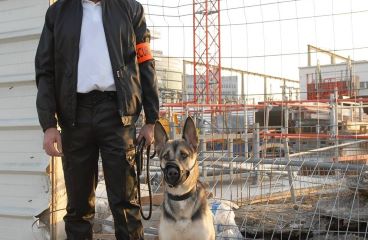 Gardiennage de chantier avec un maitre chien réalisé par une société de sécurité a paris